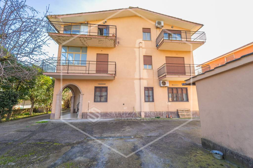 Appartamento in vendita a Roma via Paruzzaro