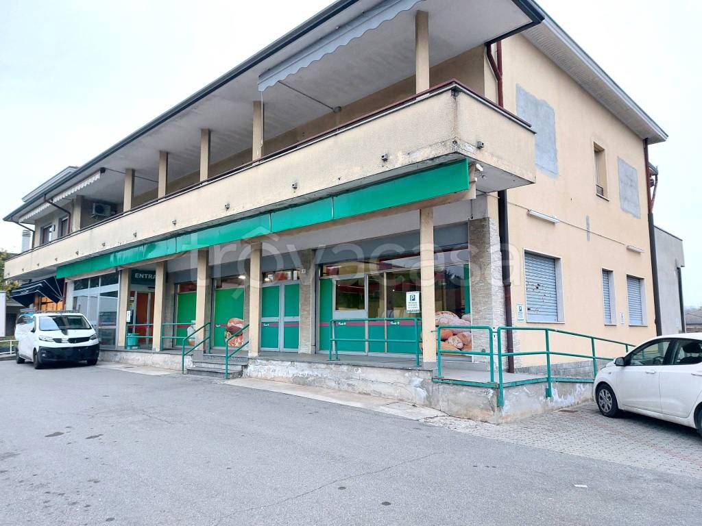 Intero Stabile in vendita a Casatenovo via Alcide De Gasperi, 45