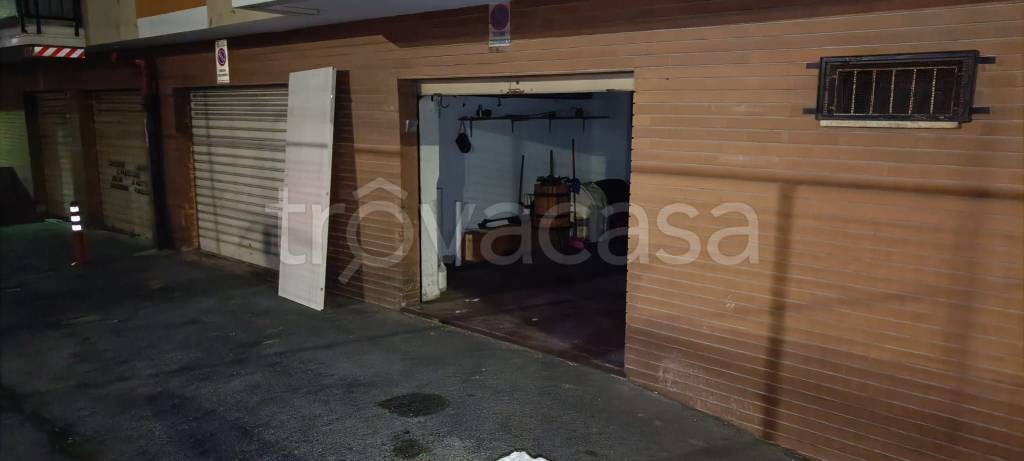 Garage in vendita a Genova passo Ruscarolo, 82