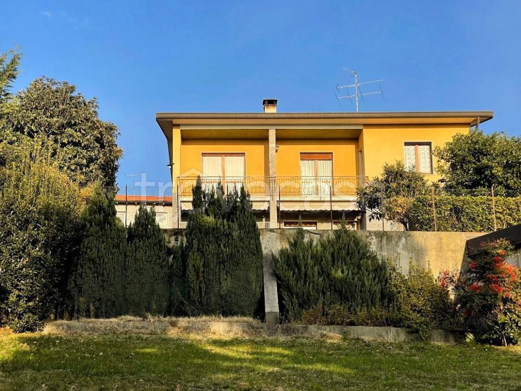 Villa Bifamiliare in vendita a Besozzo via Trento , 14