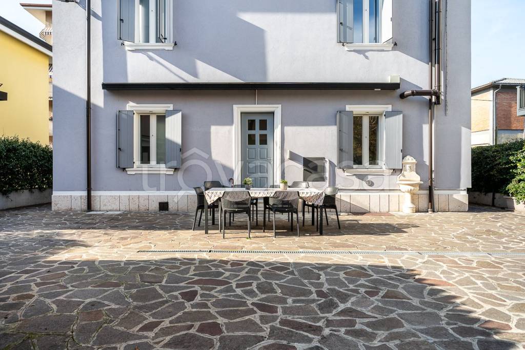 Villa in vendita a Verona via Guglielmo Bravo, 13