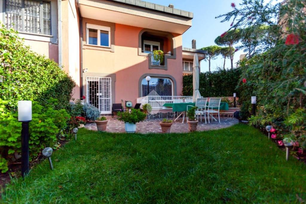 Villa a Schiera in vendita a Roma via Vincenzo Arangio Ruiz, 24