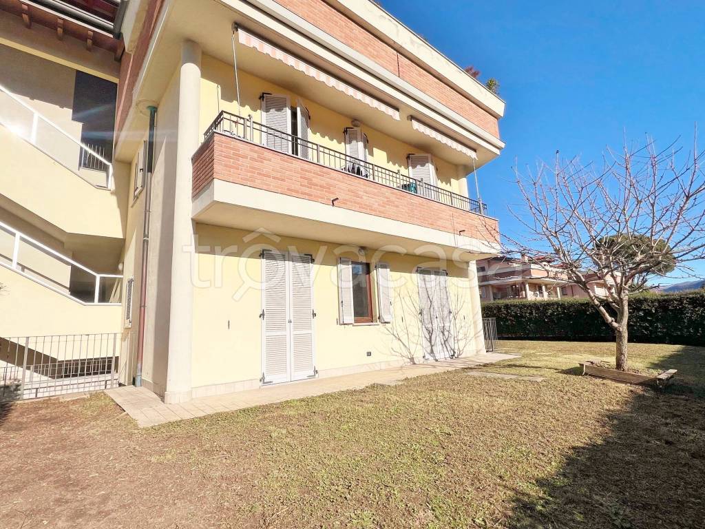 Appartamento in vendita a Laveno-Mombello via Varese