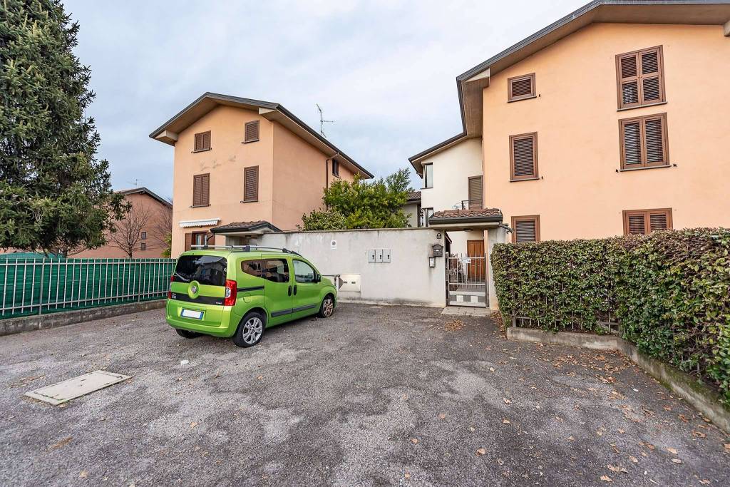 Villa a Schiera in vendita a Caronno Pertusella via Manzoni 491