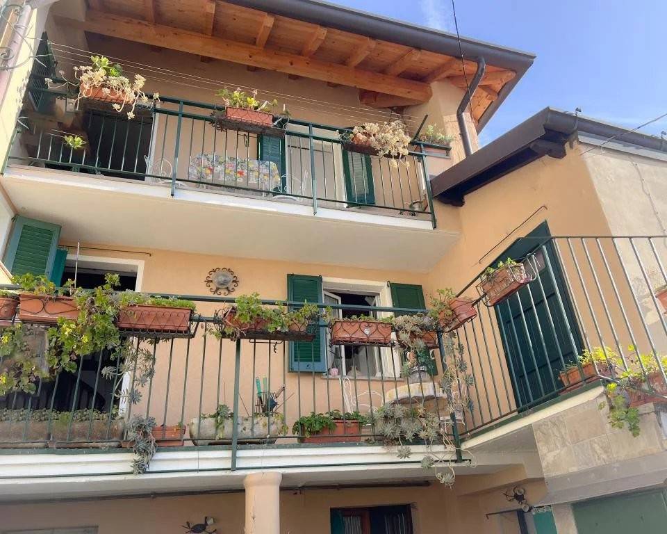 Casa Indipendente in vendita a Carate Urio via Roma