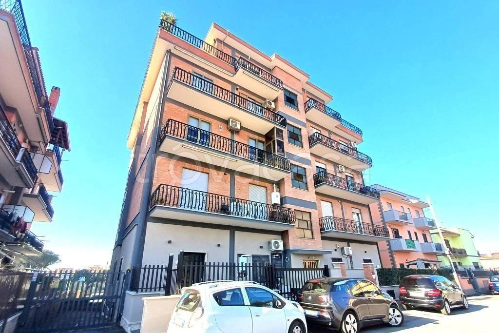 Appartamento in vendita a Roma via Mineo, 88