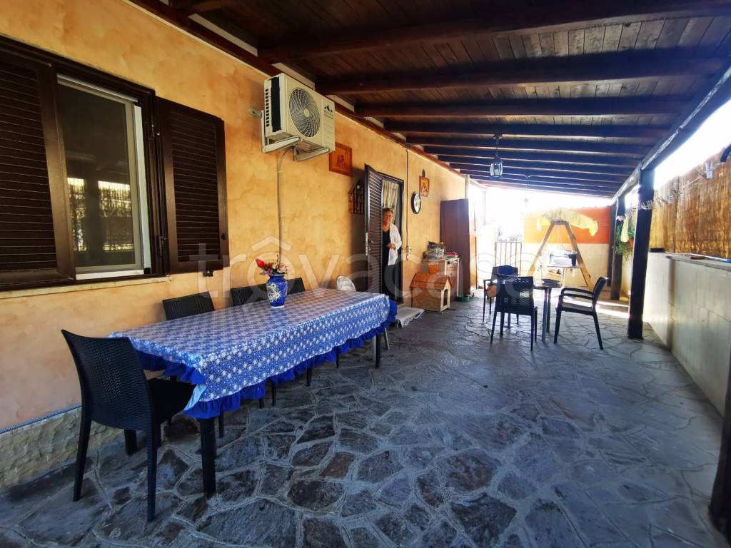 Villa in vendita ad Ardea via Cratere Senofane, 9