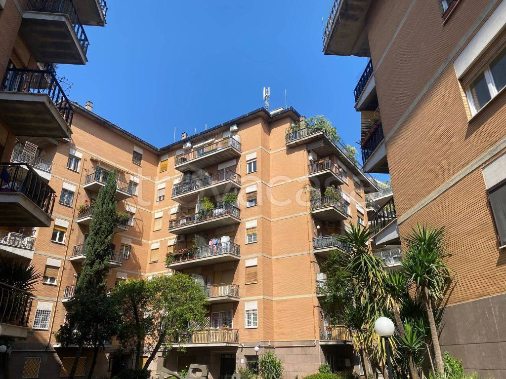 Appartamento in vendita a Roma via Costantino Maes