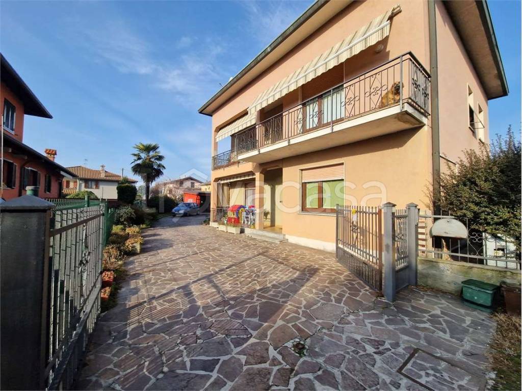 Villa Bifamiliare in vendita a Vertemate con Minoprio via Cesura