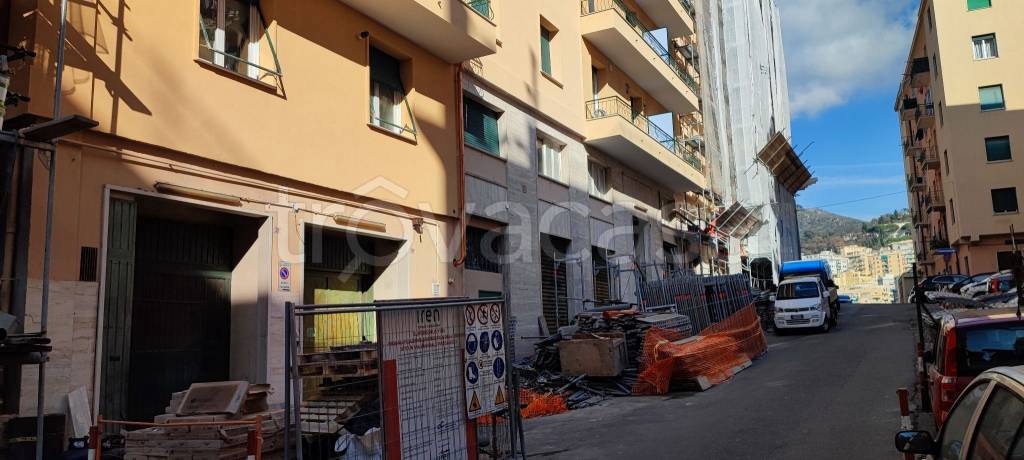 Garage in affitto a Genova via Annibale Passaggi