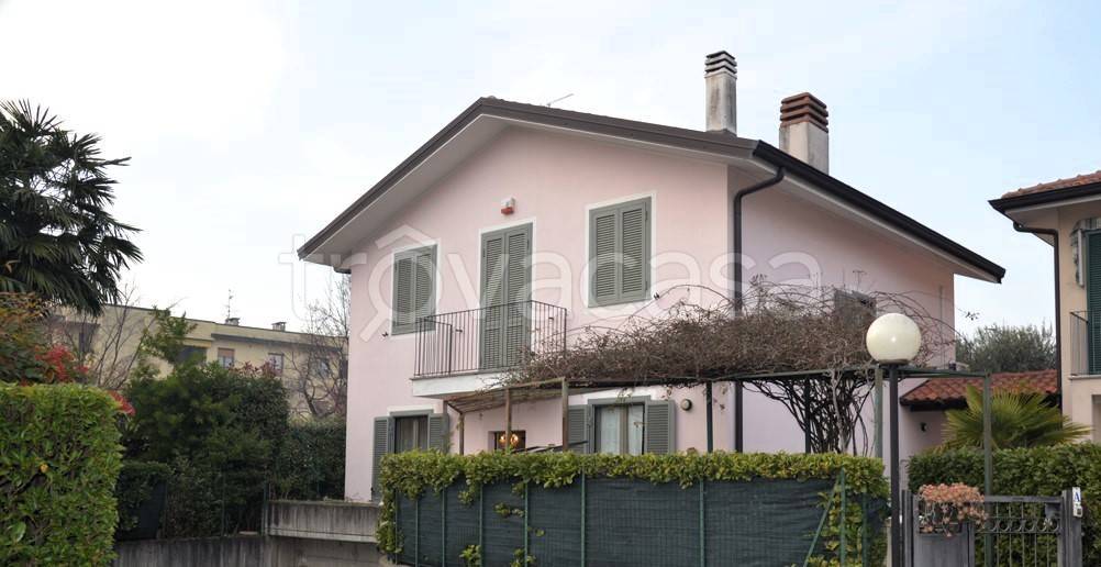 Villa in vendita a Origgio via Giosuè Ceriani, 10