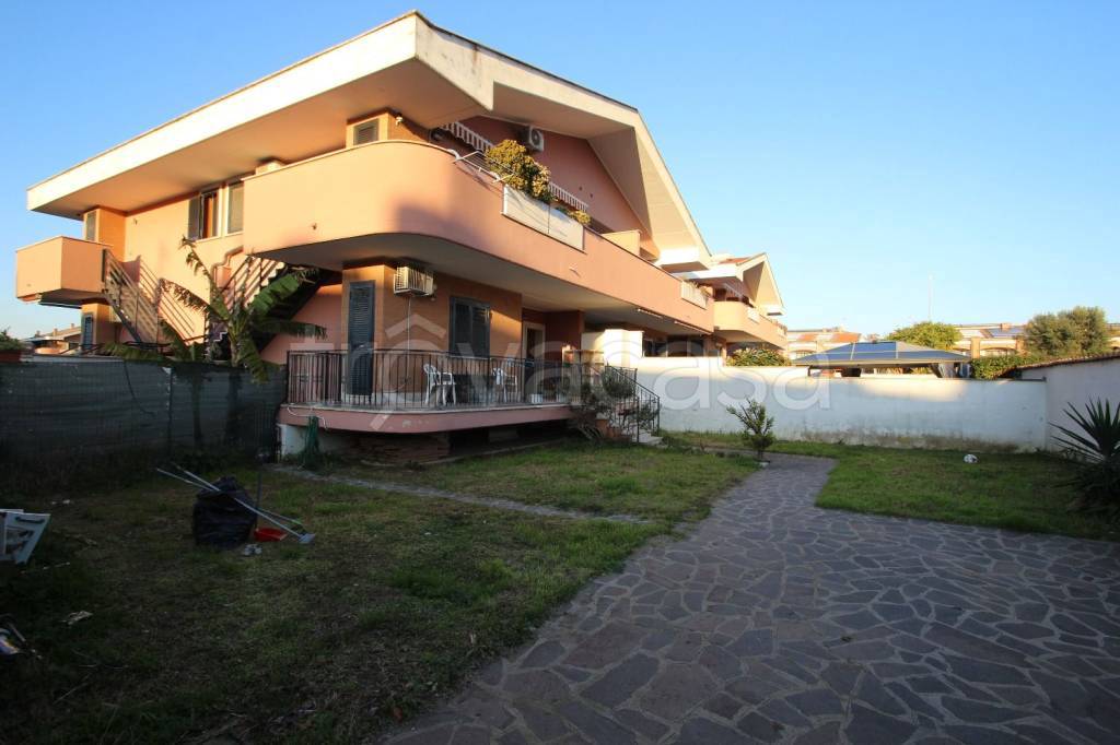 Villa in vendita a Roma via Salorno, 59