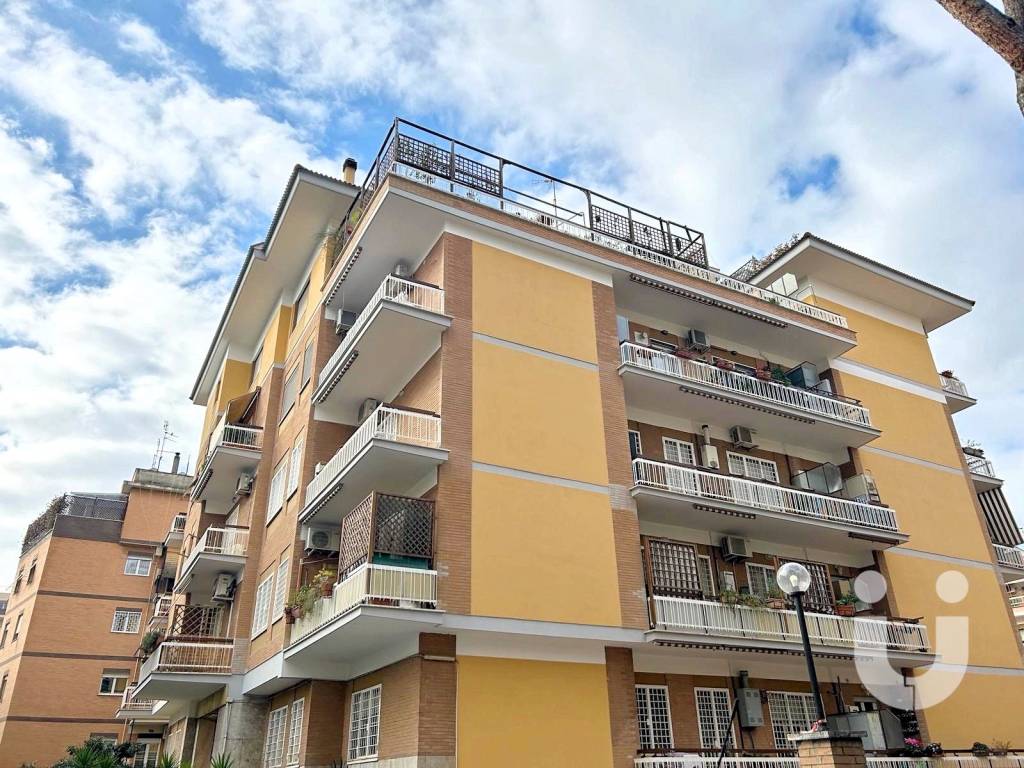 Appartamento in vendita a Roma via Roberto Bracco