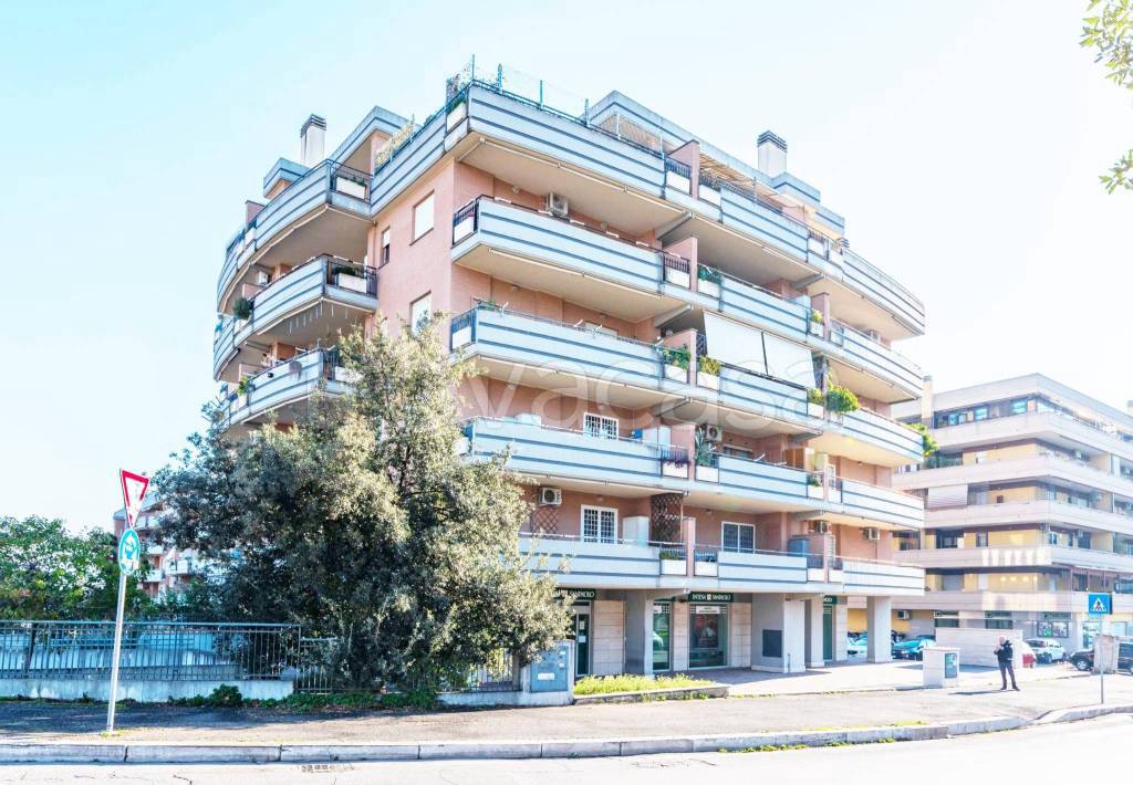 Appartamento in vendita a Roma via Gioacchino Russo