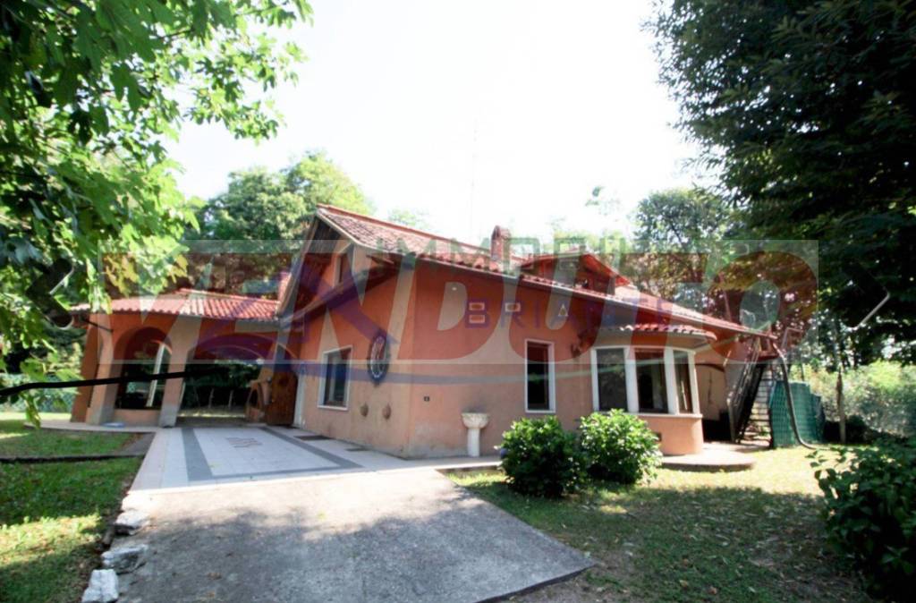 Villa in vendita a Somma Lombardo via Prati Magri