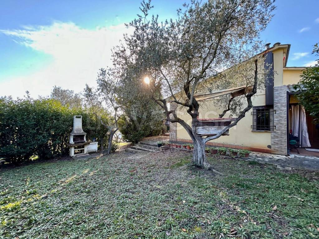 Villa in vendita a Deruta strada Esterna Vicinale Montenero