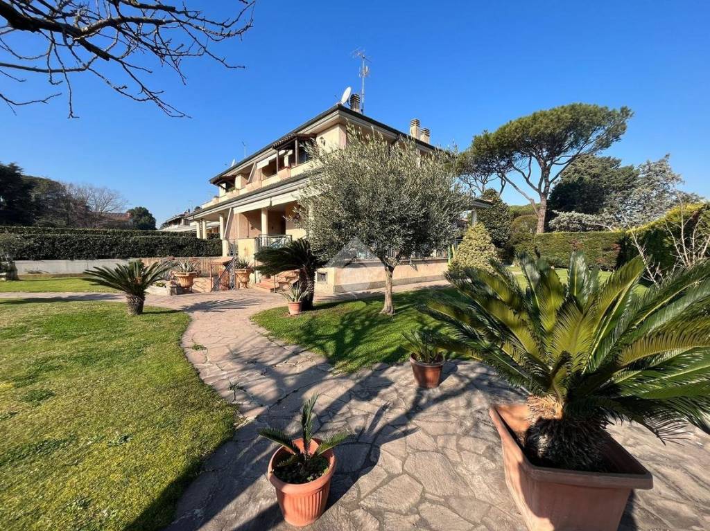 Villa Bifamiliare in vendita a Roma via Tito Poggi, 15
