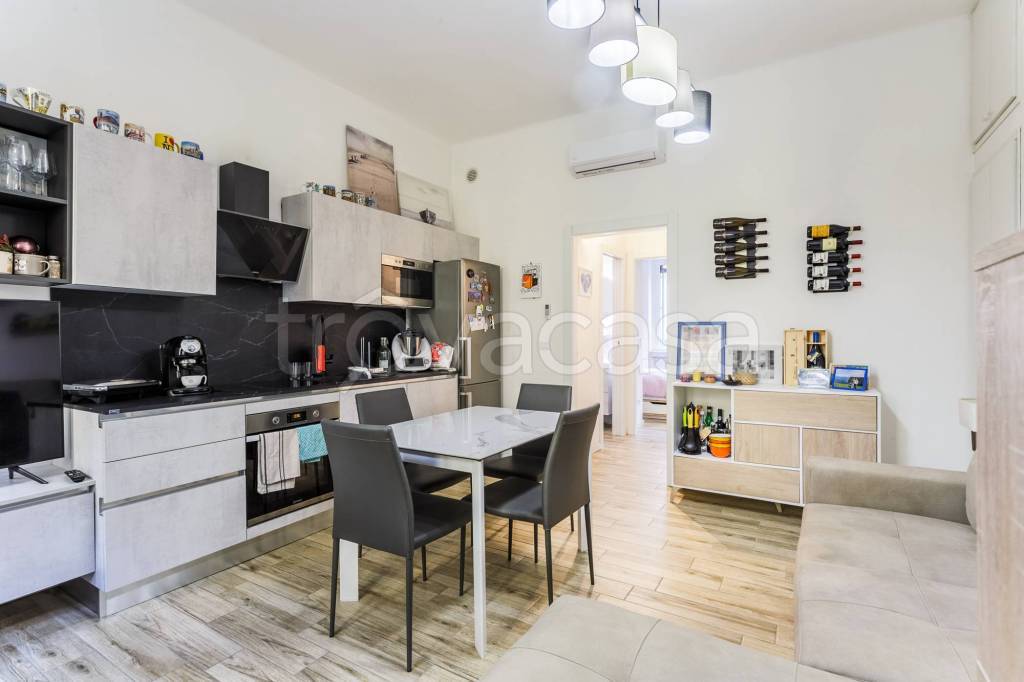 Appartamento in vendita a Milano via Terracina