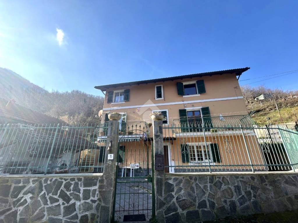 Villa in vendita a Serra Riccò via Pernecco Inferiore, 11