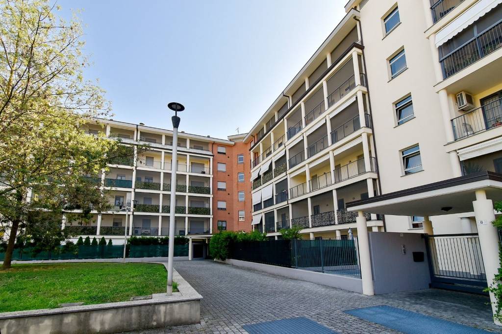 Appartamento in vendita a Rozzano piazza Papa Giovanni Paolo II