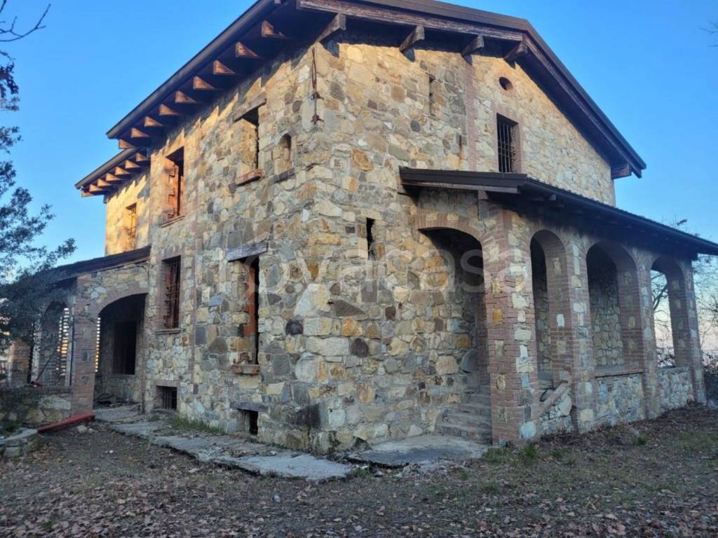 Casa Indipendente in vendita a Viano via Casella San Pietro, 12