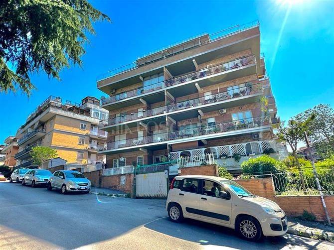 Appartamento in vendita a Roma via Vincenzo Tomassini, 51