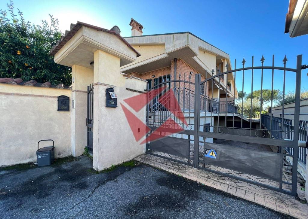 Villa Bifamiliare in vendita a Roma via Sant'Alessio Siculo