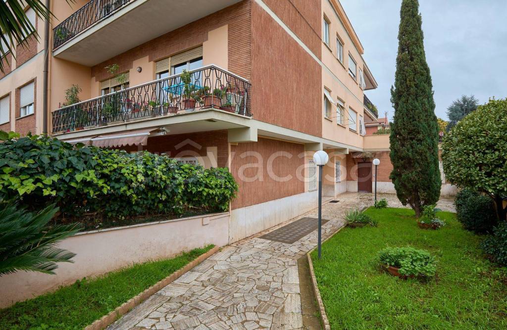 Appartamento in vendita a Roma via Sinopoli, 58, 00178 Roma rm, Italia