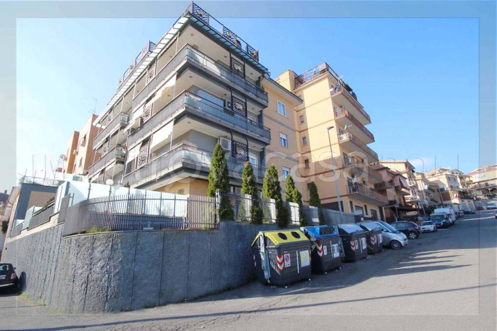 Appartamento in vendita a Roma via Stefano Vaj