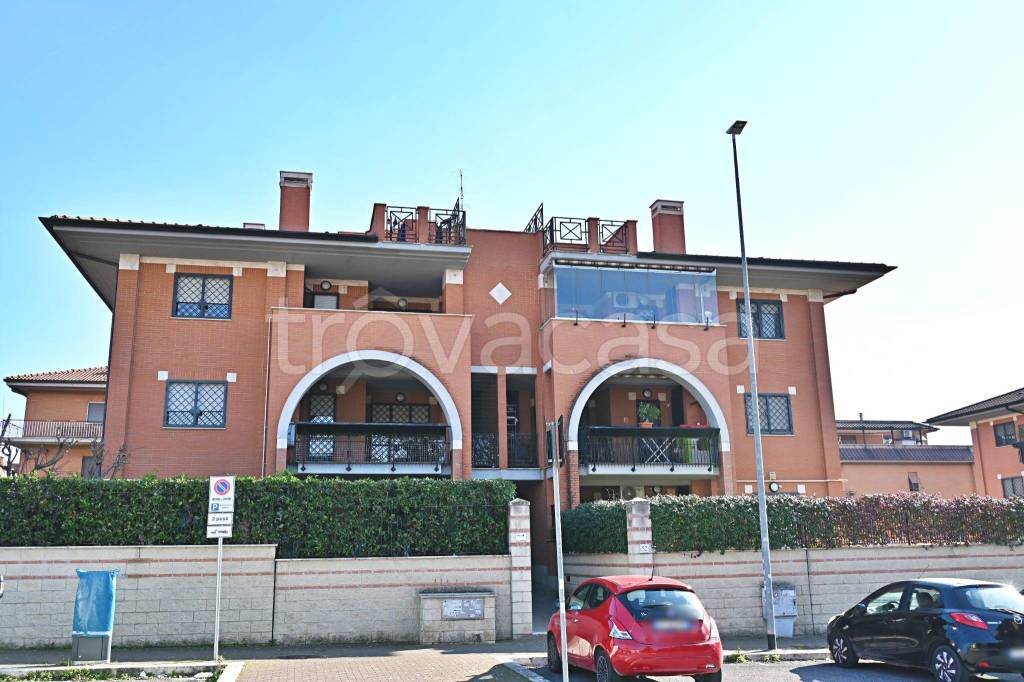 Appartamento in vendita a Roma via Renato Salvatori, 52