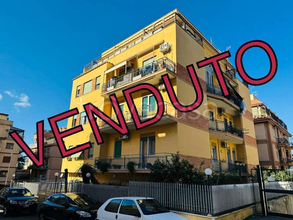Appartamento in vendita a Roma via Ernesto Lugaro, 30