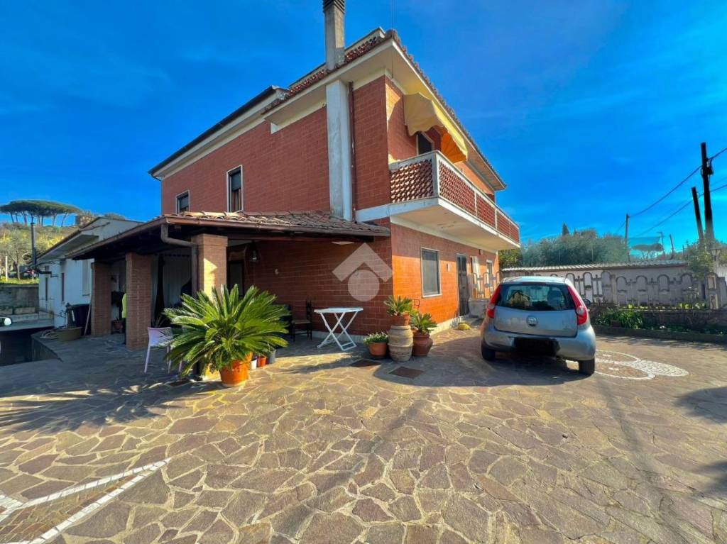 Villa Bifamiliare in vendita a Lanuvio porzione di bifamiliare Via del Colle di Montegiove, 17