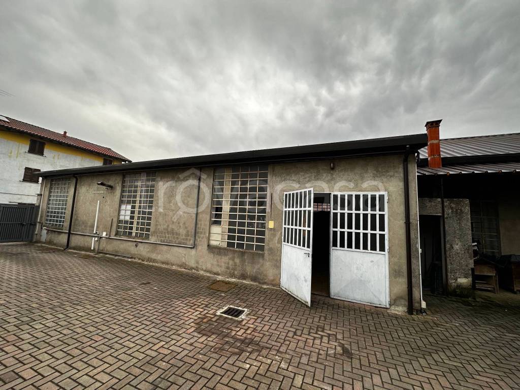 Capannone Industriale in vendita a Cerano via Sozzago, 48
