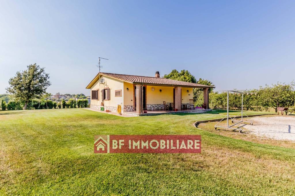 Villa in vendita a Pomezia via della Castagnetta