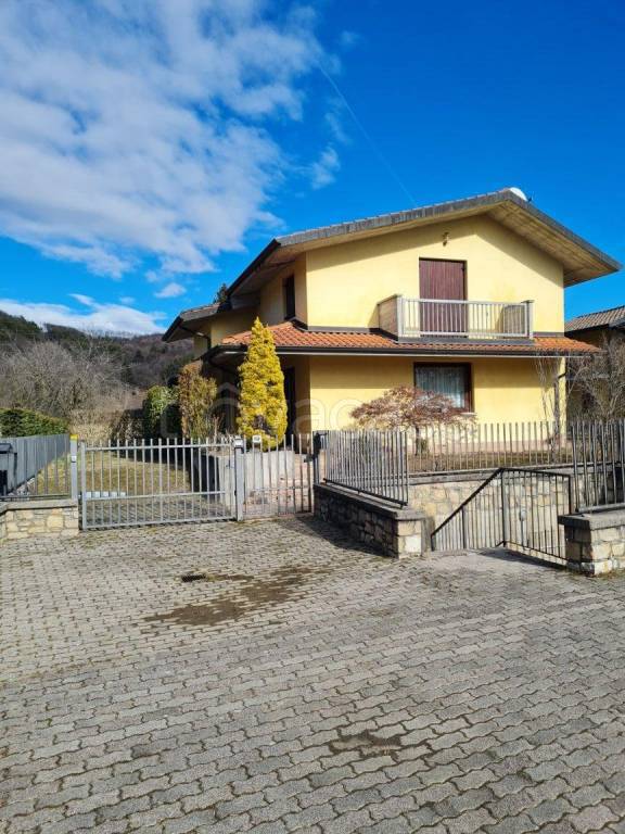 Villa in vendita a Solto Collina via Monte Clemo