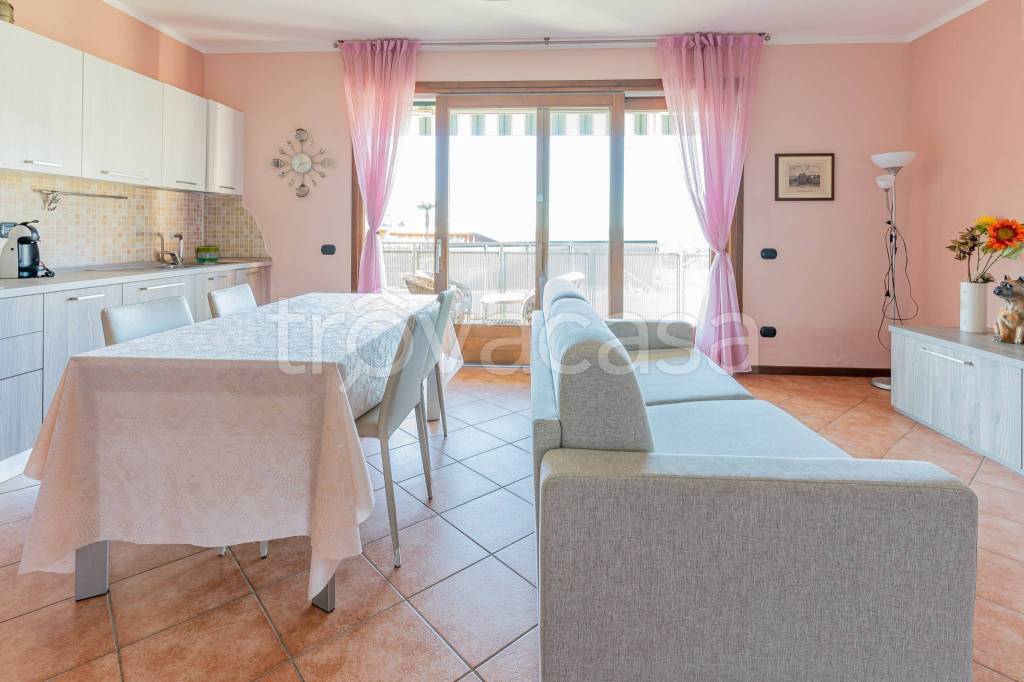 Appartamento in vendita a Longone al Segrino via Giuseppe Parini, 11