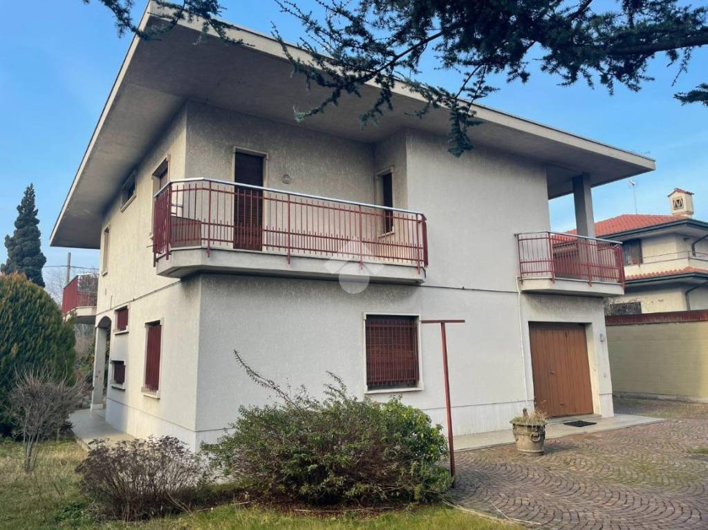 Villa in vendita a Cardano al Campo via gramsci, 4