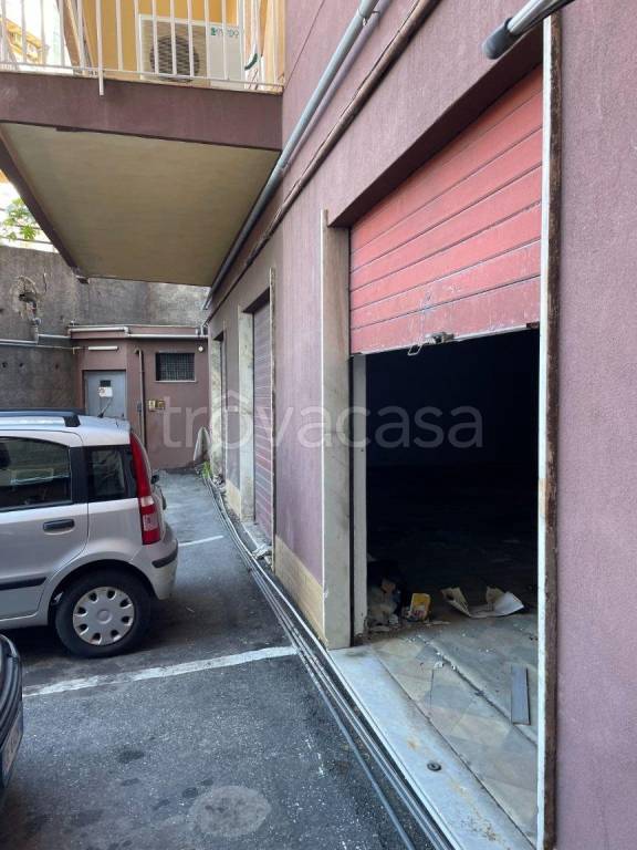 Magazzino in vendita a Tremestieri Etneo via Carnazza, 75