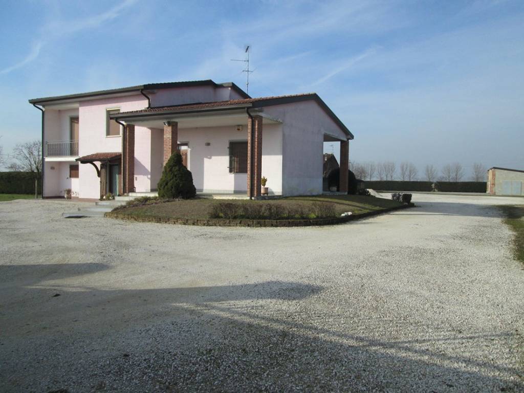 Villa in vendita a Torre de' Picenardi località Casanova d'Offredi, 16