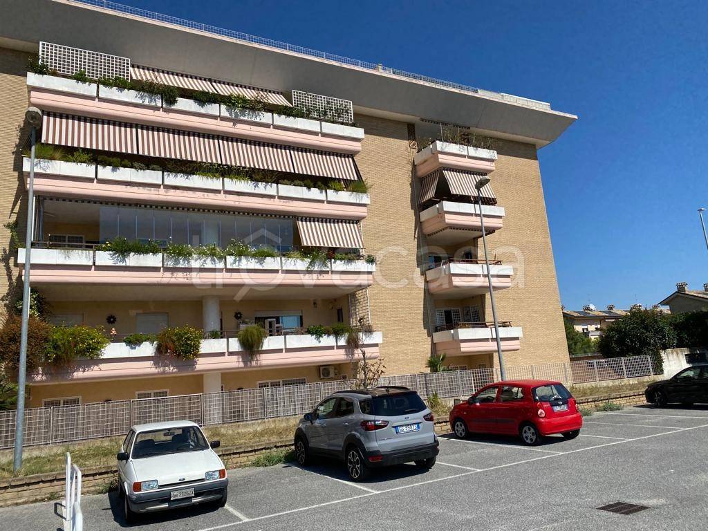 Appartamento in vendita a Roma via di Acilia, 219