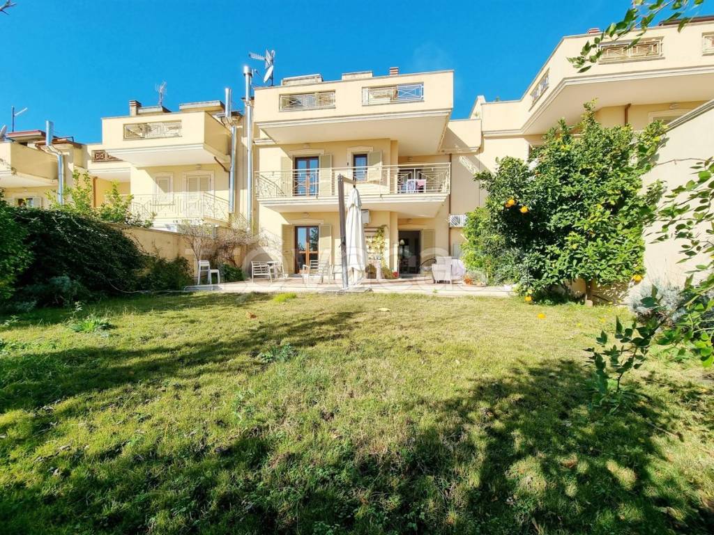 Villa in vendita a Caserta via Giuseppe Santacroce, 35