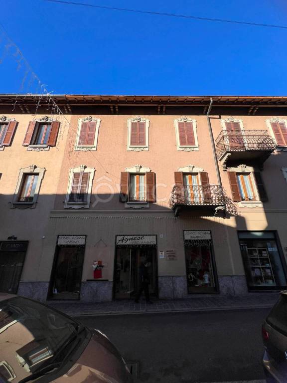 Appartamento in vendita a Canzo piazza Garibaldi, 3