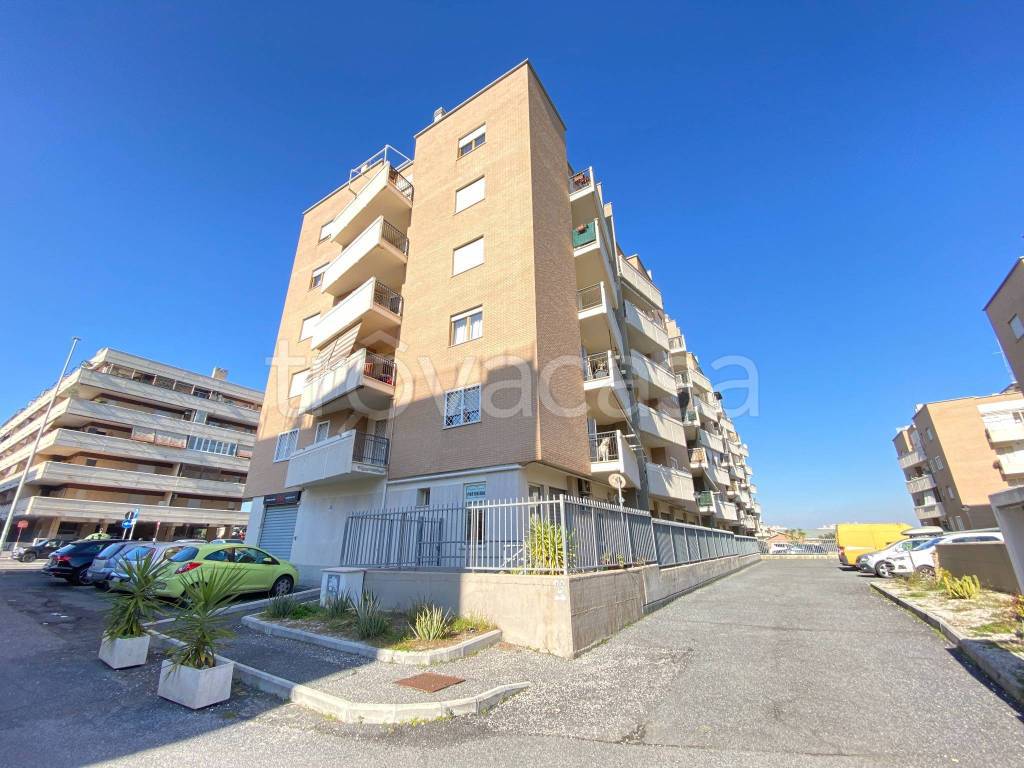 Appartamento in vendita a Roma via Raoul Chiodelli, 222