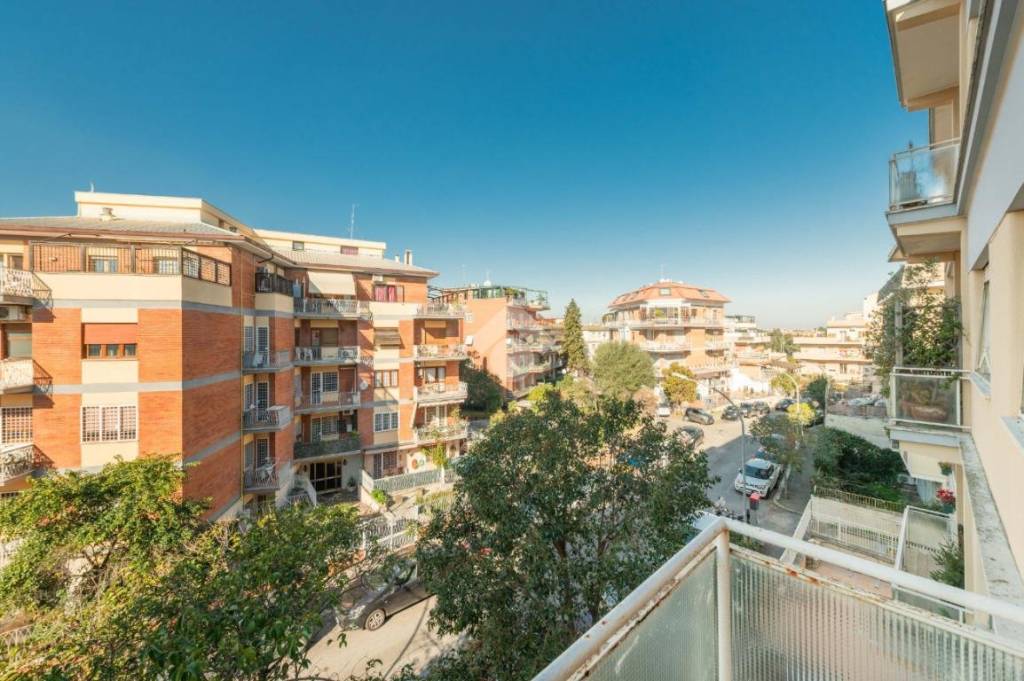 Appartamento in vendita a Roma via Stresa