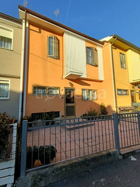 Villa a Schiera in vendita ad Adria via Adige, 4