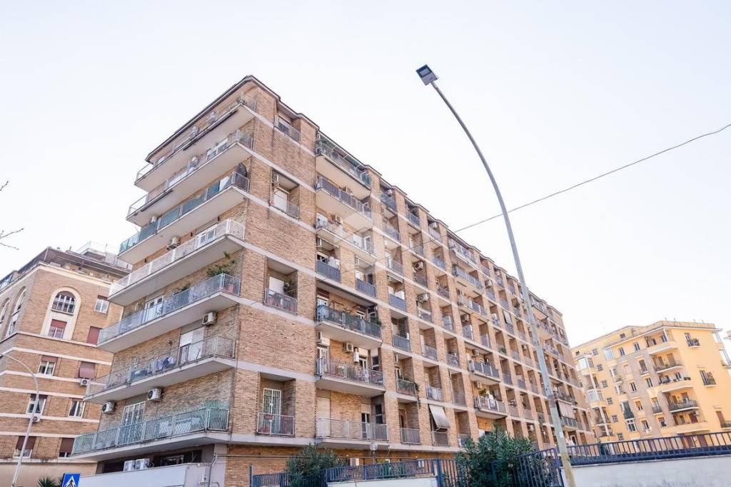 Appartamento in vendita a Roma via Rosa Guarnieri Carducci, 9