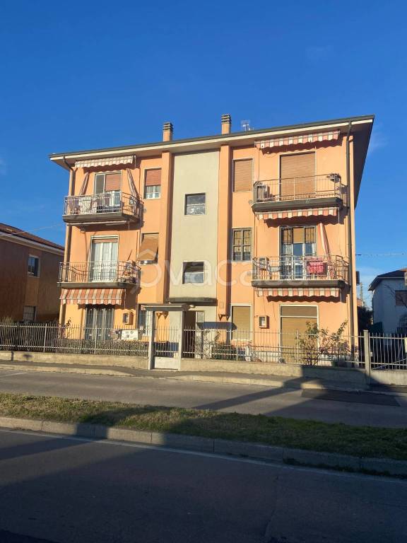 Appartamento in in vendita da privato a Binasco via Ugo Foscolo, 10