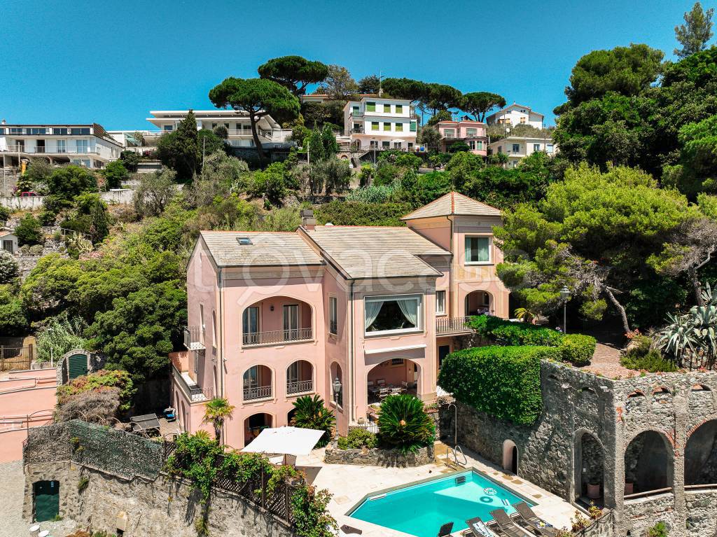 Villa in vendita ad Albissola Marina via Italia
