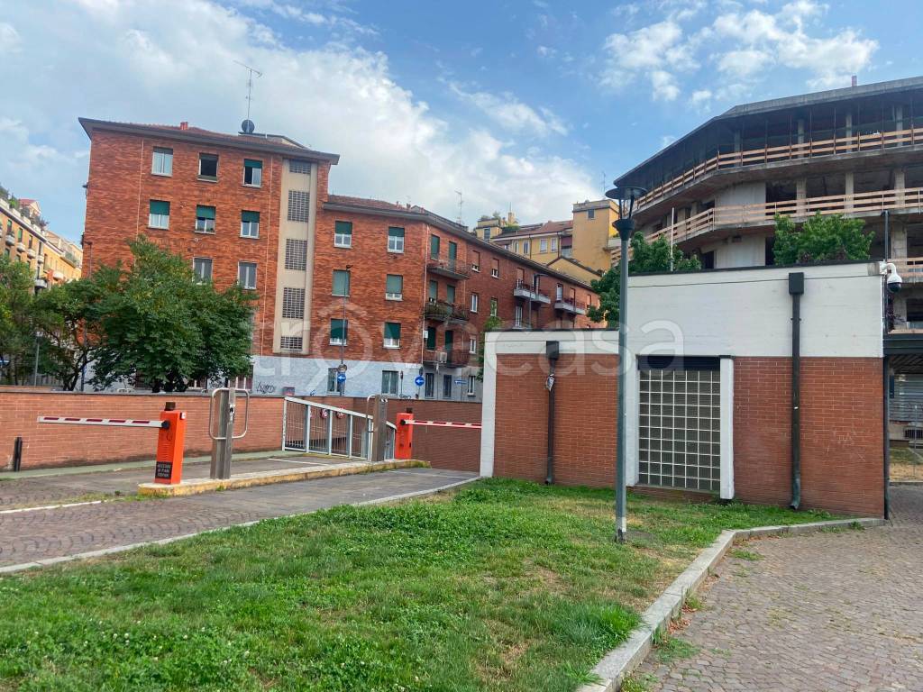 Garage in vendita a Milano via Numa Pompilio