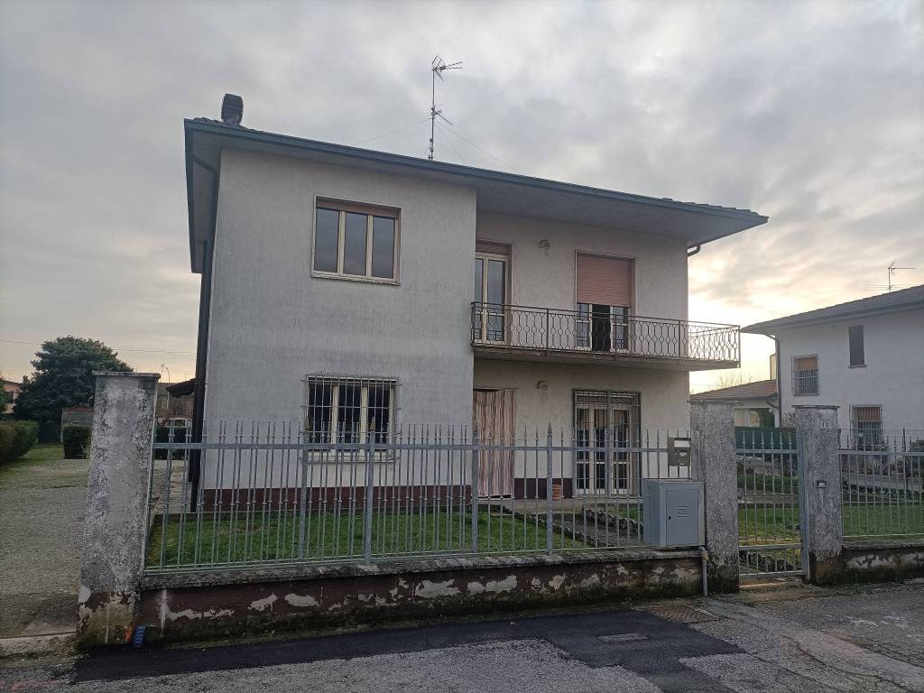 Villa Bifamiliare in vendita a Corte de' Frati via Piave